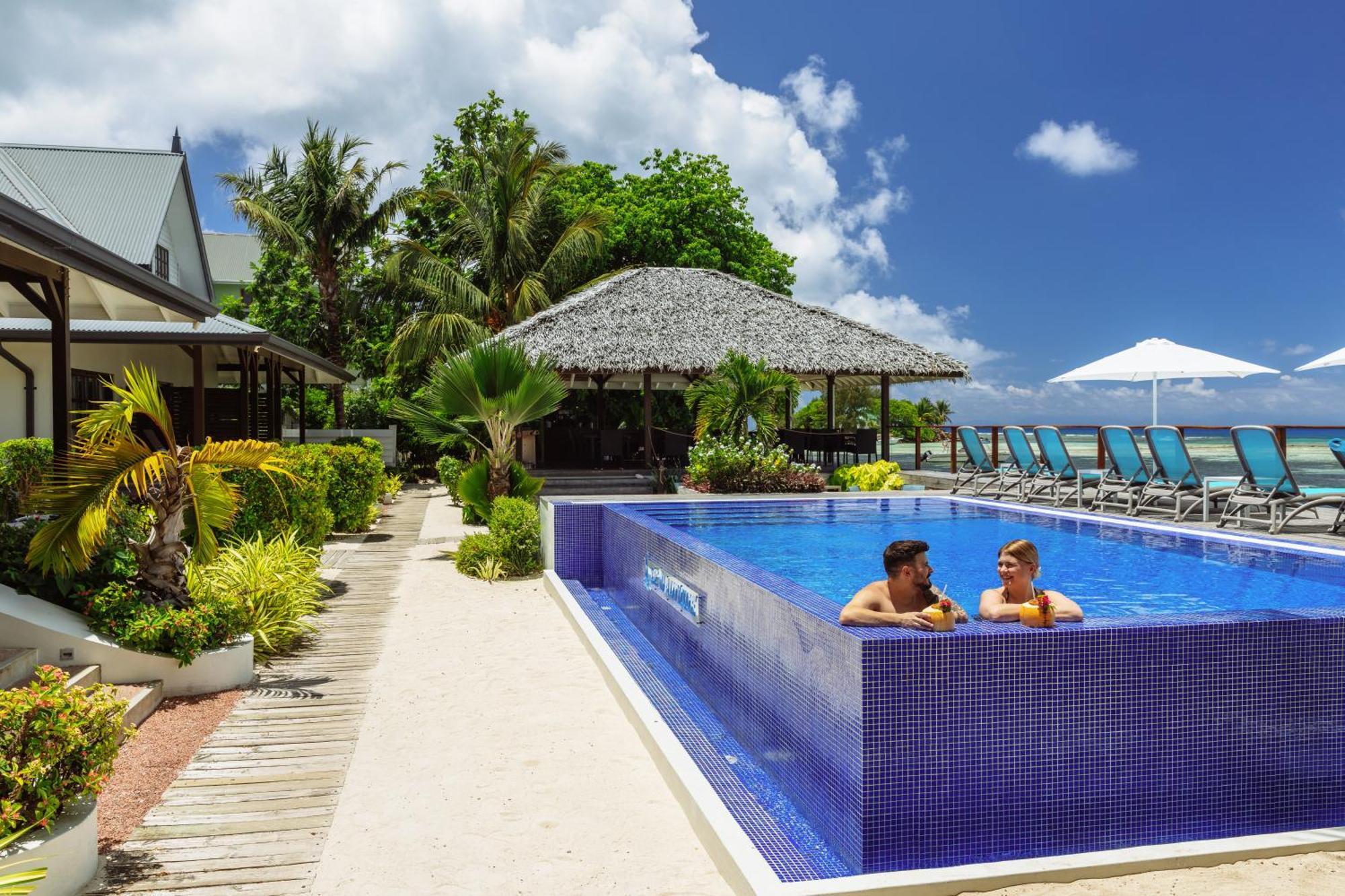 Le Nautique Waterfront Hotel ลาดิก ภายนอก รูปภาพ
